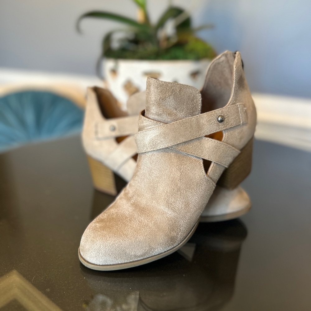 Indigo Rd Light Tan Nude Suede Booties EUC 6.5